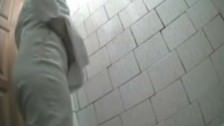 Порно скрытая камера в женском туалете